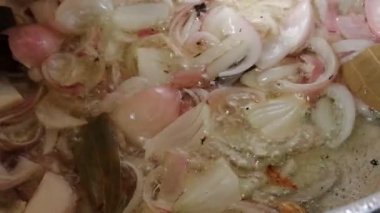 Yemek dekorasyonu için kızarmış soğan yapıyorum. Kızarmış soğan parçaları kıtır kıtır olsun diye. 