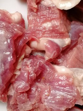 Çiğ biftek eti. Et lokantası için markette leziz kırmızı fileto pirzolası. Angus ineğinin kaburga parçaları. Taze boğa eti. Lezzetli tarifler pişirmeye hazır çeşitli fileto parçaları.