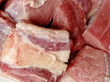 Çiğ biftek eti. Et lokantası için markette leziz kırmızı fileto pirzolası. Angus ineğinin kaburga parçaları. Taze boğa eti. Lezzetli tarifler pişirmeye hazır çeşitli fileto parçaları.