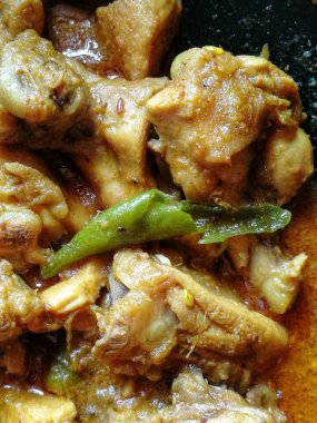 Bresse usulü tavuk körisi dünyadaki en iyi yemek malzemesidir. Farklı mevsimlik sebzelerle karıştırılmış körili tavuğun farklı kısımları.