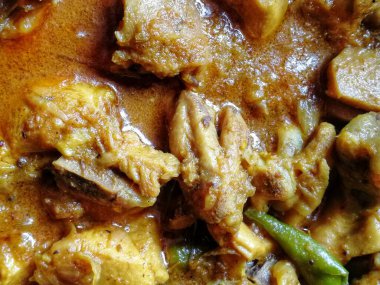 Bresse usulü tavuk körisi dünyadaki en iyi yemek malzemesidir. Farklı mevsimlik sebzelerle karıştırılmış körili tavuğun farklı kısımları.