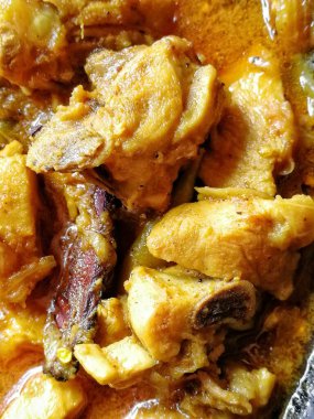 Bresse usulü tavuk körisi dünyadaki en iyi yemek malzemesidir. Farklı mevsimlik sebzelerle karıştırılmış körili tavuğun farklı kısımları.