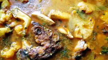 Lezzetli ve sıcak balık körisi. Balık parçaları, karışık baharatlar, şişe kabağı, domates, patates, zeytinyağı, kişniş yapraklarından yapılan geleneksel yemek.