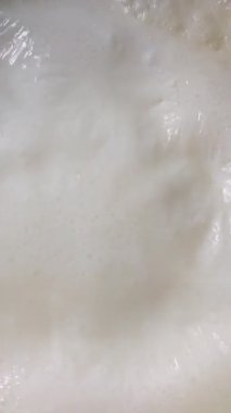 Ev yapımı yoğurt yapmak için ham ham süt kaynatıyorum.