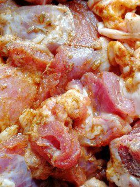 Çiğ biftek eti. Et lokantası için markette leziz kırmızı fileto pirzolası. Angus ineğinin kaburga parçaları. Taze boğa eti. Lezzetli tarifler pişirmeye hazır çeşitli fileto parçaları.