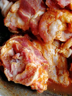 Çiğ biftek eti. Et lokantası için markette leziz kırmızı fileto pirzolası. Angus ineğinin kaburga parçaları. Taze boğa eti. Lezzetli tarifler pişirmeye hazır çeşitli fileto parçaları.