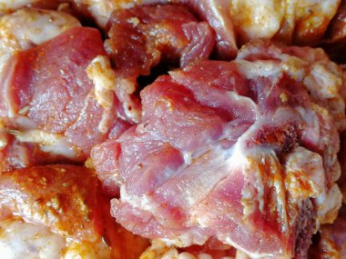 Çiğ biftek eti. Et lokantası için markette leziz kırmızı fileto pirzolası. Angus ineğinin kaburga parçaları. Taze boğa eti. Lezzetli tarifler pişirmeye hazır çeşitli fileto parçaları.