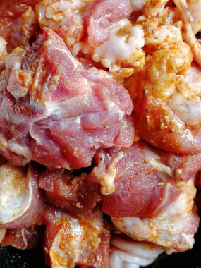 Çiğ biftek eti. Et lokantası için markette leziz kırmızı fileto pirzolası. Angus ineğinin kaburga parçaları. Taze boğa eti. Lezzetli tarifler pişirmeye hazır çeşitli fileto parçaları.