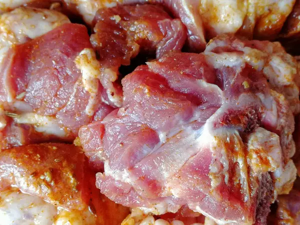 Çiğ biftek eti. Et lokantası için markette leziz kırmızı fileto pirzolası. Angus ineğinin kaburga parçaları. Taze boğa eti. Lezzetli tarifler pişirmeye hazır çeşitli fileto parçaları.