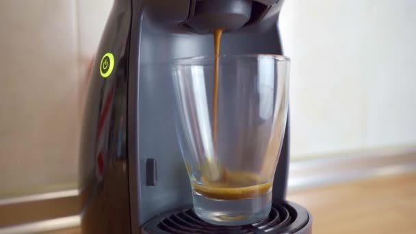 胶囊咖啡机将新鲜煮好的咖啡倒入玻璃杯 — 图库视频影像