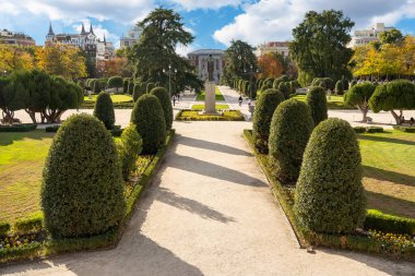 Madrids Emeklilik Parkı 'ndaki çitleri ve kirli yolları olan botanik bahçesi.
