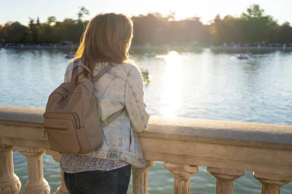 Madrids Retiro Park 'taki büyük bir tatlı su gölünden sarkan bir kadın.