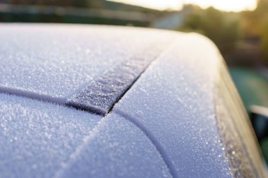 Kışın şiddetli soğuğundan dolayı şafak vakti beyaz araba buzla kaplandı.