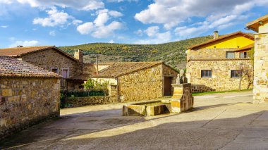 İspanya 'nın eski taş köyünün meydanındaki tatlı dağ suyunun kaynağı.