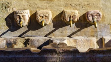 Antik taş çeşmesi, insan yüzleri ve taze su sağlayan su püskürtüleri, Endülüs, İspanya