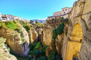Yüzyıllar boyunca nehrin aşınmasıyla oluşan etkileyici vadi, Ronda, Malaga.