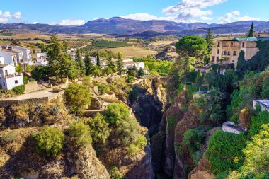Dağlardaki Endülüs evlerinin güzel dağlık manzarası nehrin vadisi Ronda Malaga tarafından oluşturuldu.