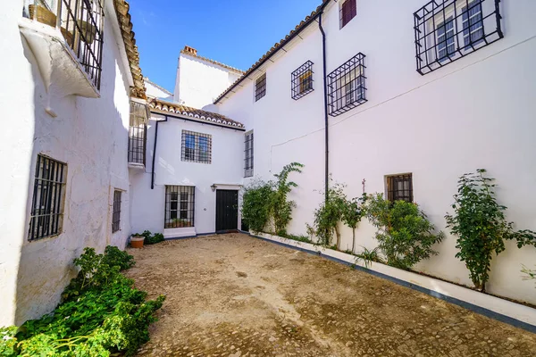 Дома Белыми Фасадами Металлическими Окнами Гриле Живописной Андалузской Деревне Ронда — стоковое фото