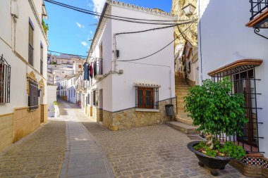 Andalucia, Setenil de las Bodegas, Cadiz 'in tipik beyaz evleri tarafından oluşturulan dar sokaklar