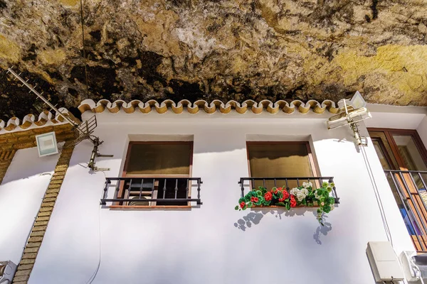 stock image Houses dug into the rock of the mountain in the picturesque village of Setenil de las Bodegas, Cadiz, Spain