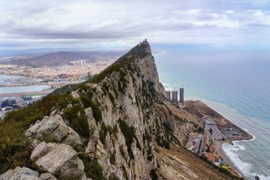 İspanya açıklarındaki Cebelitarık Yarımadası 'nın zirvesi bulutlu ve soğuk bir günde