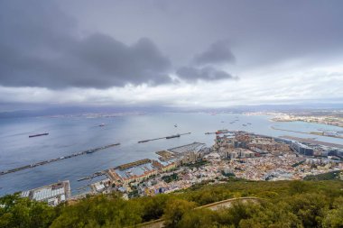 Cebelitarık körfezinin panoramik manzarası, deniz kenarı ve denizde yüzen tekneler.