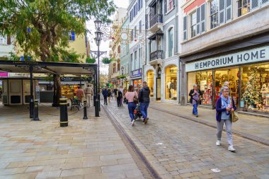 Ana Cadde, Gibraltar, İngiltere, 11 Kasım 2022: Sokak dükkanları ve insanlar Noel 'de Gibraltars ana caddesinde alışveriş yapıyorlar