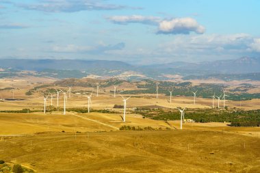 İspanya 'nın Cadiz kentlerinde rüzgar enerjisi üreten modern yel değirmenleri