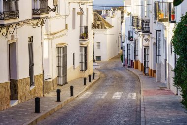 Evleri beyaza boyanmış, camları demir parmaklıklarla boyanmış tipik Endülüs köyü, Medina Sidonia, Cadiz