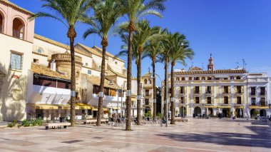 Güneşli bir günde, Ecija şehir meydanında mavi gökyüzü ve sıcak hava