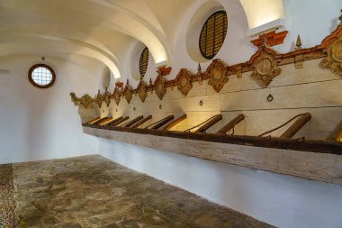 Atlar için antik ortaçağ ahırları, tipik Endülüs dönemi dekorasyonu, Endülüs