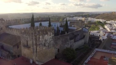 Tepedeki beyaz köyün panoramik manzarası. Eski evleri Arcos de la Frontera, Cadiz..