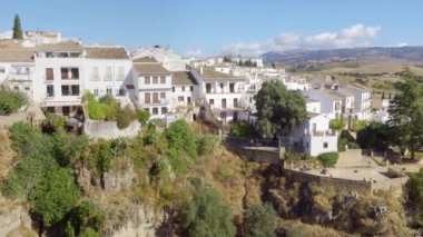 Ronda şehrinin havadan görünüşü. Evleri, İspanya 'nın Malaga nehri tarafından inşa edilen vadide asılı duruyor.