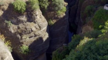 Yüzyıllar boyunca kayaları aşındıran nehir tarafından üretilen büyük dağ geçidi, Ronda, Malaga