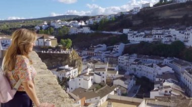 Cadiz 'deki beyaz Setenil de las Bodegas köyünün bakış açısını düşünen bir kadın.