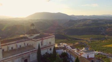 Olvera köyü ve Cadiz kasabasını çevreleyen dağların muhteşem günbatımı manzarası.