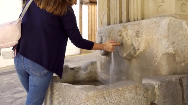 Kvinna Dricksvatten Från Gammal Fontän Som Levererar Färskvatten Till Människor — Stockvideo