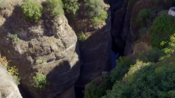 Große Schlucht Durch Den Fluss Die Den Felsen Laufe Der — Stockvideo