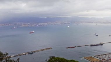 Bulutlu bir günde Cebelitarık Kayası 'nın tepesinden Cadiz Körfezi' nin panoramik manzarası