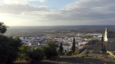 Cadiz 'deki Medina Sidonia' nın panoramik manzarası kilisenin yanındaki dağın tepesinden geliyor.