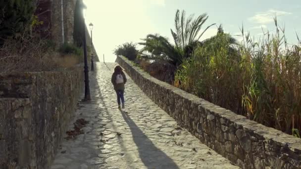 Жінка Прогулюється Бурхливій Крутій Вулиці Заході Сонця Приємний День — стокове відео