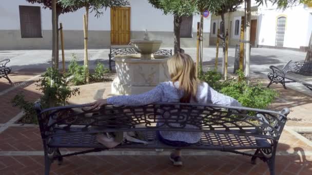Biała Kobieta Siedzi Ławce Parku Zbliża Się Fontanny Żeby Ochłonąć — Wideo stockowe