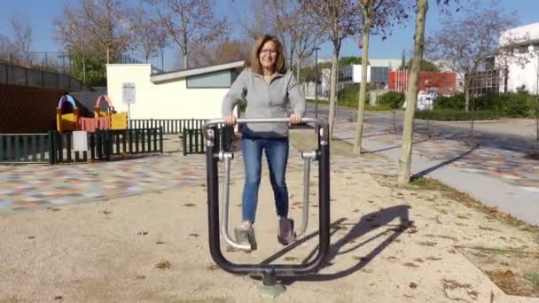 Oudere Vrouw Die Een Openbaar Park Traint Fit Gezond Blijven — Stockvideo