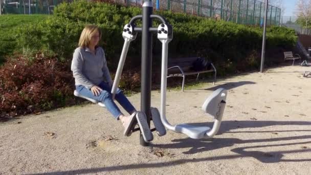 Kamu Parkında Jimnastik Aletleri Üzerinde Egzersiz Yapan Kıdemli Beyaz Kadın — Stok video