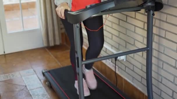 Mature White Woman Walking Gymnastics Machine Stay Shape Play Sports — Stockvideo