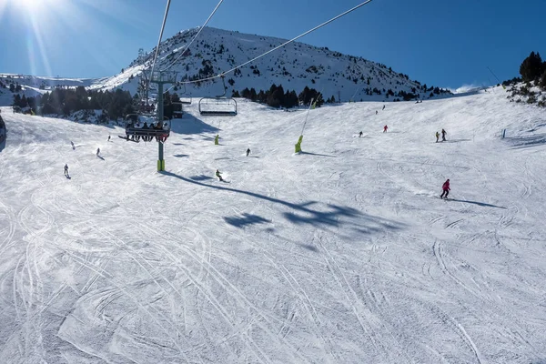 Ski Slope Skiers Sliding Slope Pyrenees Andorra Photo Copyspace — Fotografia de Stock