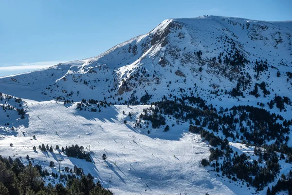 Skiers Gliding Slopes High Snowy Mountains Sunny Day Pyrenees Grandvalira — Fotografia de Stock