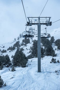 Dağın tepesine, Grandvalira ve Andorra 'ya tırmanmak için yüksek metal direkleri olan sandalye.
