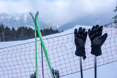 Kayaklar ve eldivenli sopalar, Pireneler 'deki kayak yamaçlarına çivilenmiş, Andorra.