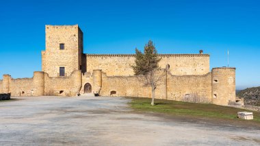 Mavi gökyüzü, Segovia, İspanya 'da güneşli bir günde Pedraza' nın etkileyici ortaçağ kalesinin panoramik manzarası
